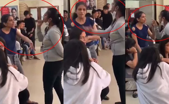 Fight breaks out between two college girls in Bangalore - Sakshi