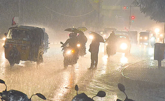 Hyderabad Witness Heavy Rain With Thunderstorms Oct 2022 - Sakshi