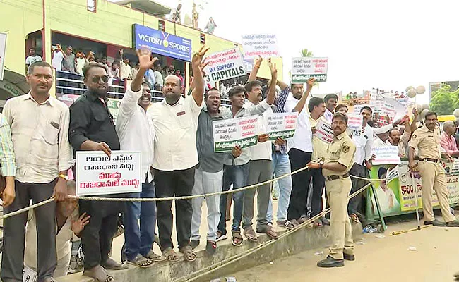 Protests Against Amaravati Padayatra At Nidadavole - Sakshi