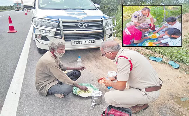 Telangana: Si Policeman Feeding Hunger People On Highway - Sakshi