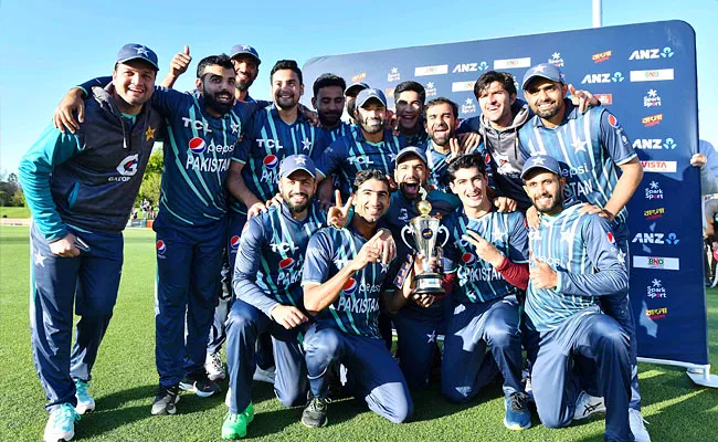 Pakistan Beat New Zeland By 5 Wickets In T20-Tri Series Final - Sakshi