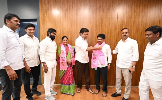 Congress Leader Palle Ravi Kumar Joins TRS In the presence of KTR - Sakshi