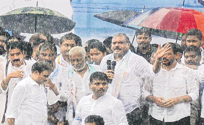 Ministers and JAC leaders in Visakha Garjana Sabha - Sakshi