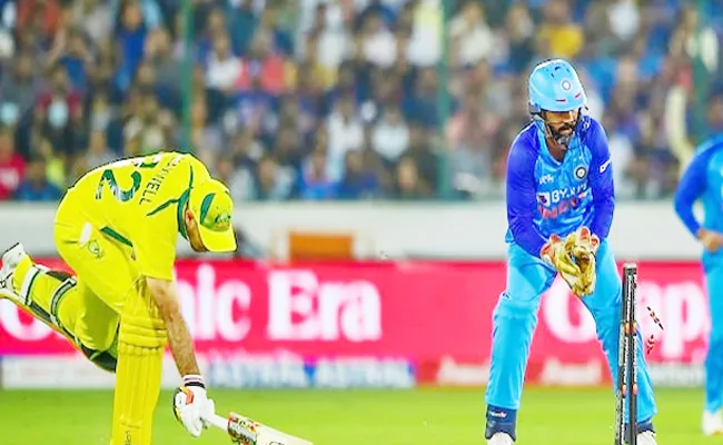 T20 WC 2022 Ind Vs Aus Warm Up: Dinesh Karthik Drops Catch Fans Worry - Sakshi