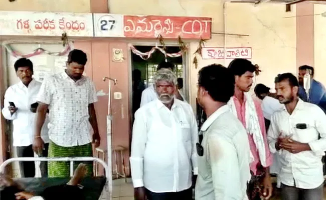 JC Supporters Attacked YSRCP Leaders In Juturu Ananthapuram District - Sakshi