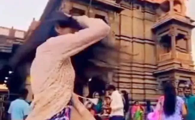 Girls Insta Reels At Mahakal Temple In Ujjain Goes Viral Investigate - Sakshi