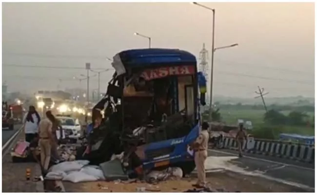 4 People Killed Bus Truck Collision At Vadodara National Highway - Sakshi