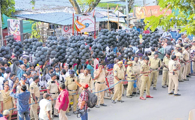 YSRCP Activists Protest on Amaravati Farmers Padayatra - Sakshi