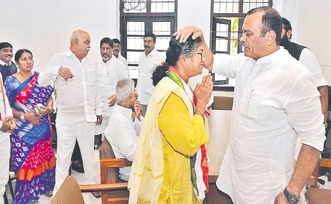 MP Komatireddy Venkat Reddy Blessings to Palvai Sravanthi Reddy - Sakshi