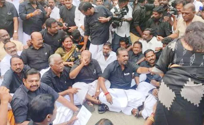 AIADMK Factional Fight: EPS Faction Detained By Police - Sakshi