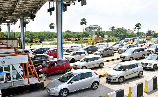 Due to Dussehra Heavy Traffic At Toll Plazas And On Highways - Sakshi