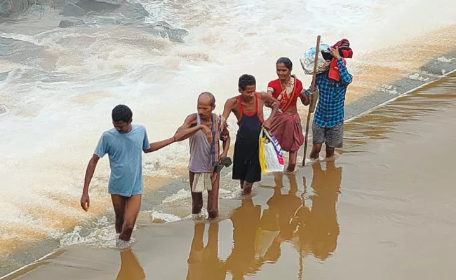 Addateegala: Pinjarikonda Villagers Commuting From Wall of Yeleru Vagu - Sakshi