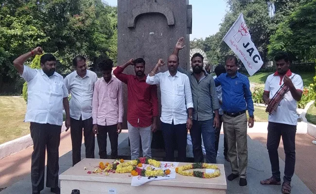 Hyderabad: JAC leaders Tribute to Gulf worker Body at Gun Park - Sakshi