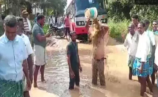 Tumkur Locals Mud Bath Protest Potholes Karnataka Bangalore - Sakshi