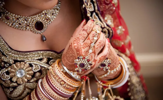 Newly Wed Bride Runs Away With Jewellery And Cash In Up Kanpur - Sakshi