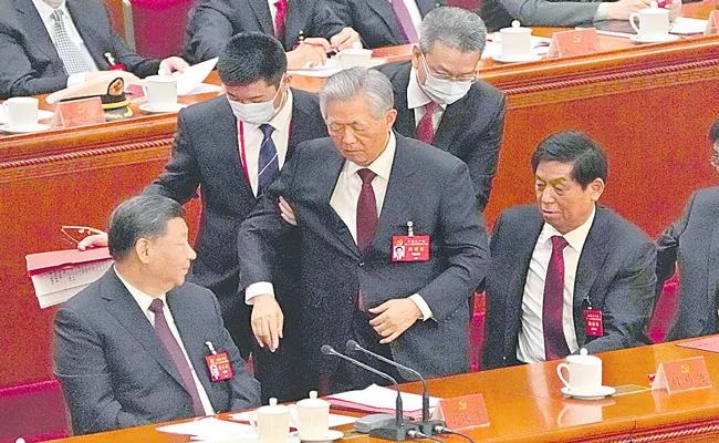 Hu Jintao escorted from China Communist Party congress - Sakshi