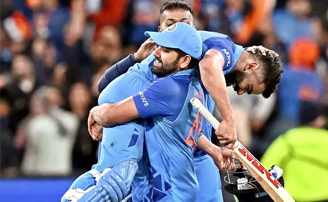 Rohit Sharma lifts virat kohli after Incredible innings vs Pakistan - Sakshi