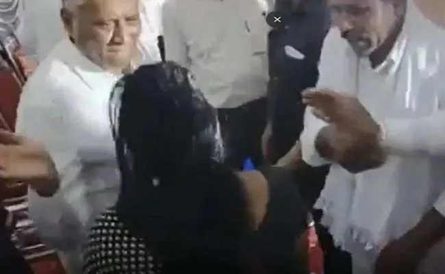 Karnataka Minister Salpping Women At Public Event - Sakshi