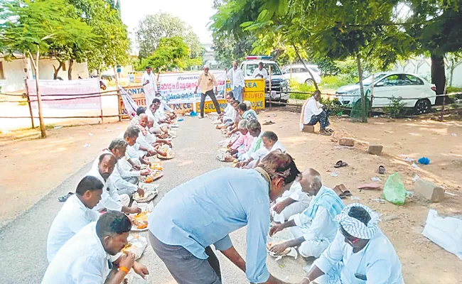 Cotton Farmers Protest At Collectorate In Jogulamba Gadwal Dist - Sakshi