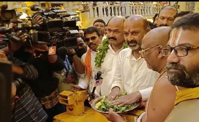 Bandi Sanjay Swears In Yadadri Temple On Buying TRS MLAs - Sakshi