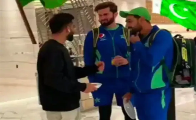 T20 WC 2022: Virat Kohli Met Pakistani Bowlers Before Match Against South Africa - Sakshi