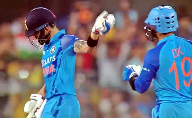 Fans Praise Virat Kohli Asks-Dinesh Karthik To-Keep Strike Last 2 Balls - Sakshi