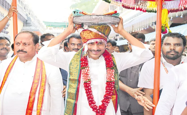 CM YS Jagan Visits Vijayawada Kanakadurga Temple - Sakshi