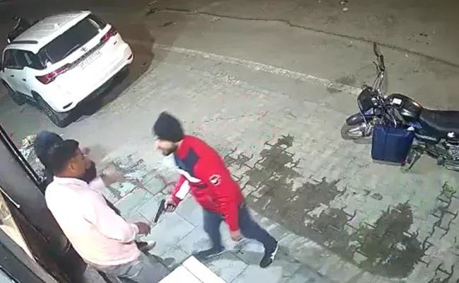 Man Loses Toyota Fortuner At Gunpoint On Busy Delhi Road - Sakshi