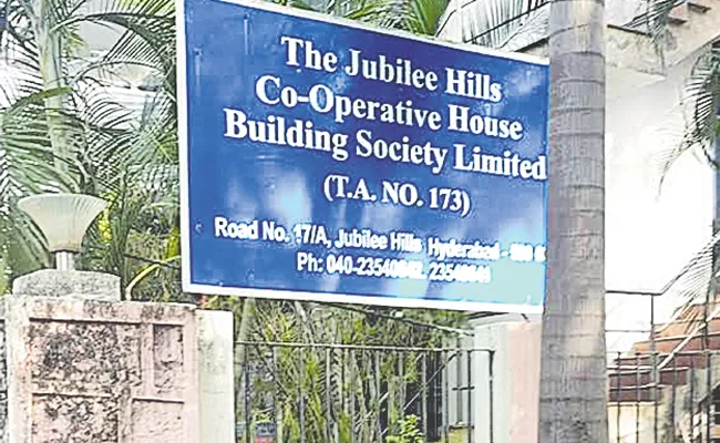 Outrage Over Jubilee Hills Society Members Removal Hyderabad - Sakshi