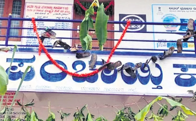 Sanitary Worker Chappal Wreath On Panchayat Office For Not Giving Bonus Karnataka - Sakshi