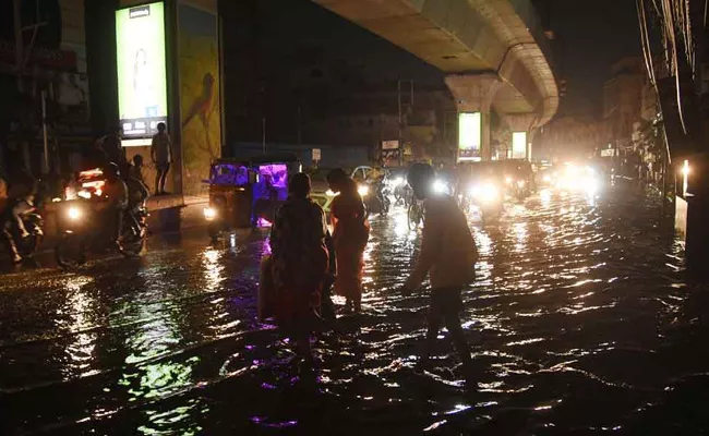 Hyderabad Rains: Horrific Thunder Lightning Winds Heavy Rains - Sakshi