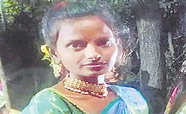 Women Suicide In Mancherial District For New Clothes - Sakshi