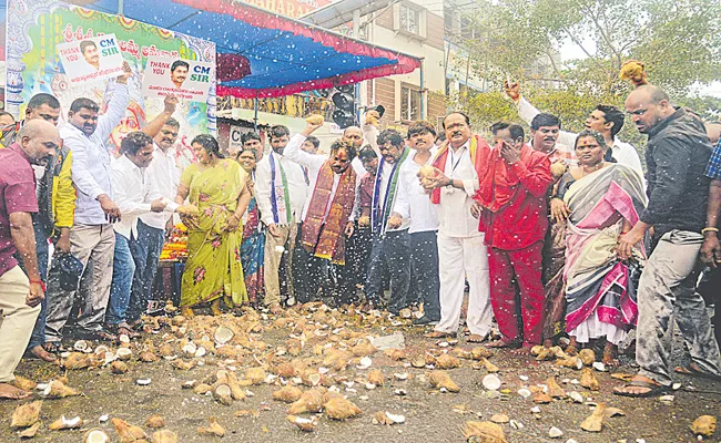 Special pujas in support of Andhra Pradesh 3 capitals - Sakshi