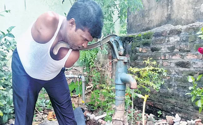 Young Man Without Two Arms Stands By His Family In Nellore - Sakshi