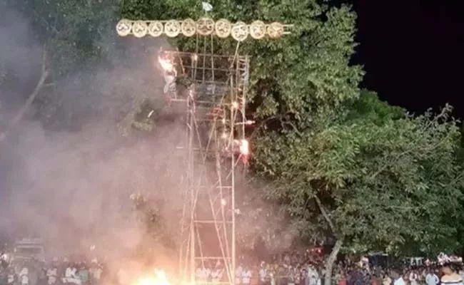 All Ten Heads Of Effigy Of Ravan Remained Unburnt In Dhamtari - Sakshi