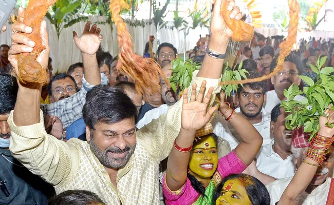 Chiranjeevi Does Potharaju Dance, Video Goes Viral - Sakshi