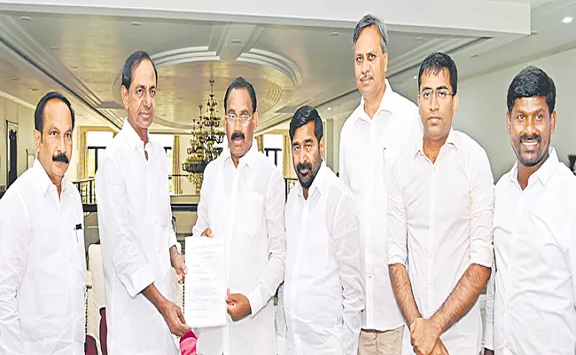 CM KCR Announced Kusukuntla Prabhakar Reddy As Munugodu TRS Candidate - Sakshi