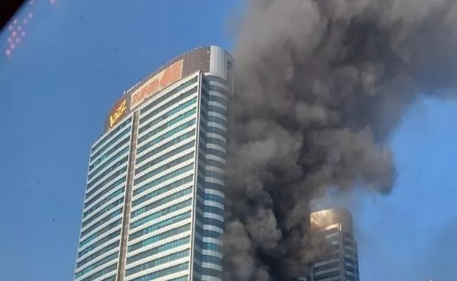 Huge Fire At Pakistan Mall - Sakshi