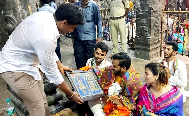 Cricketer Kedar Jadhav Visit Srikalahasti Temple - Sakshi