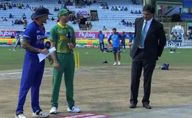 Javagal Srinath hilariously forgets handing coin at toss time - Sakshi