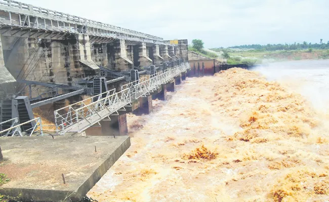 CM Jagan decision to irrigate 2 lakh acres with Thotapalli Barrage - Sakshi