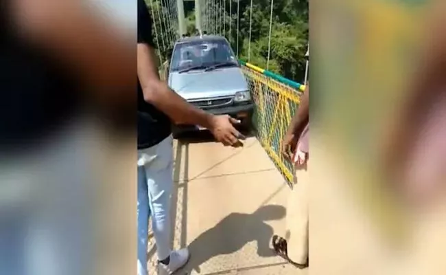 Car Gets Stuck On Suspension Bridge In Karnataka Video Viral - Sakshi