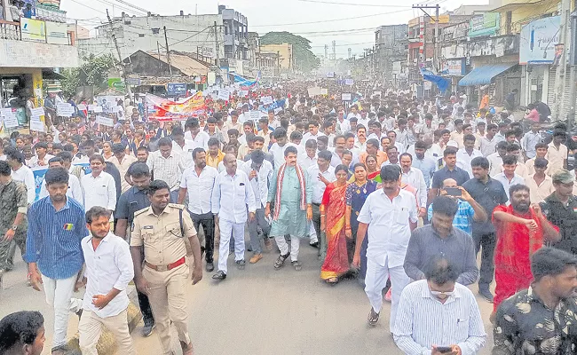 Huge rally with thousands of students in Chodavaram for Visakha Capital - Sakshi