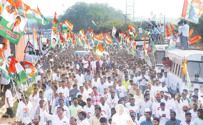 Rahul Gnadhi Bharat Jodo Yatra enters Hyderabad,Traffic Restrictions - Sakshi