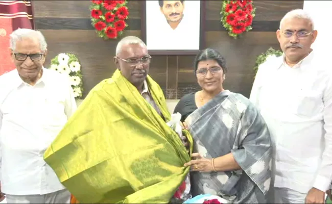 Kommineni Srinivasa Rao Took Charge Of AP Press Academy Chairman - Sakshi