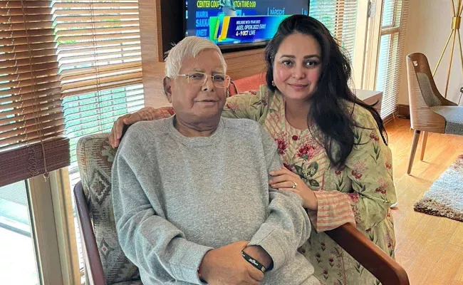 Lalu Yadav Daughter Rohini Acharya To Donate Kidney To Him - Sakshi