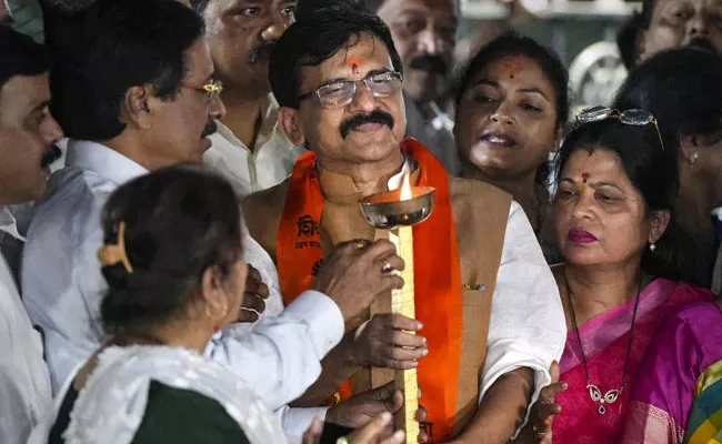 Some Good Decisions: Sanjay Raut Praises BJP Devendra Fadnavis - Sakshi