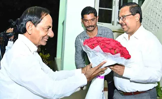 Telangana CM KCR Met with High Court CJ Ujjal Bhuyan - Sakshi