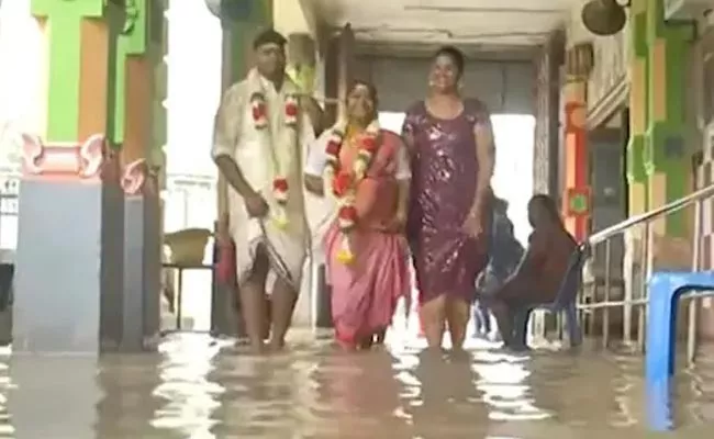 New Couples Brave Incessant Rainfall To Tie The Knot In Chennai - Sakshi