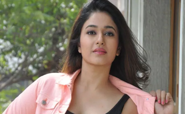 Actress Poonam Bajwa Interesting Comments On Glamour Roles - Sakshi